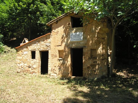 Lapide del Seccatoio di Monte Quoio: edificio rurale immerso nella natura, simbolo della tradizione locale.