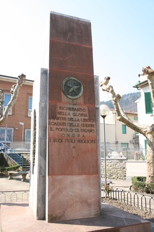 Monumento del decennale, dedicato alla memoria dei caduti e alla glorificazione della libertà.
