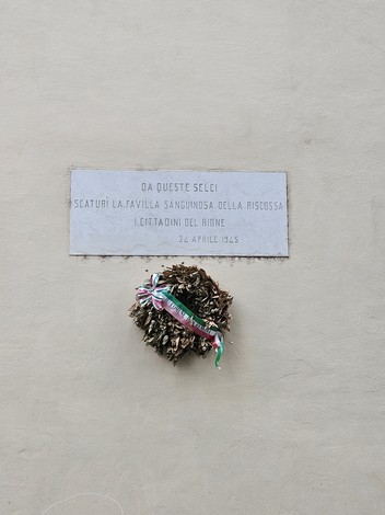 Lapide commemorativa con corona di fiori, dedicata all'insurrezione del 1945.