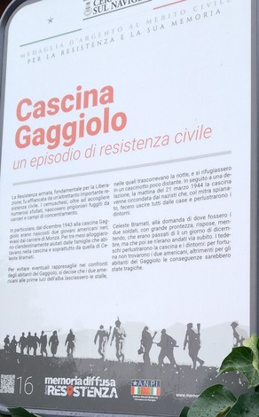 Targa commemorativa di Cascina Gaggiolo, che ricorda un episodio di resistenza civile.