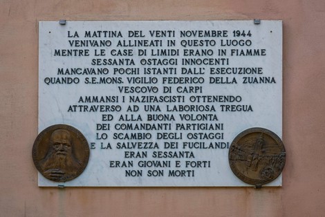 Lapide commemorativa per gli ostaggi liberati, evidenziando coraggio e speranza nella libertà.