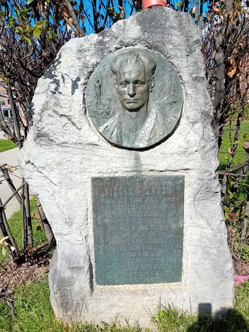 Monumento commemorativo a Grosa, con una scultura in rilievo e iscrizioni su una base di pietra.