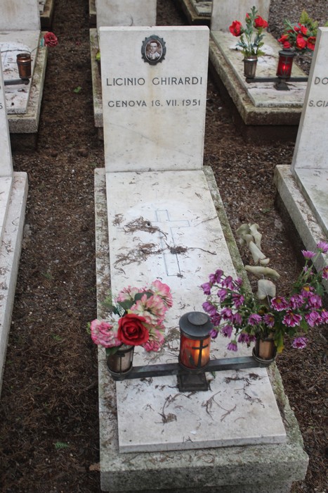 Tombe monumentali decorate con fiori, in memoria dei caduti per la Libertà.