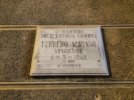 Lapide commemorativa in onore di Ferrero Adriano, studente e martire della libertà.