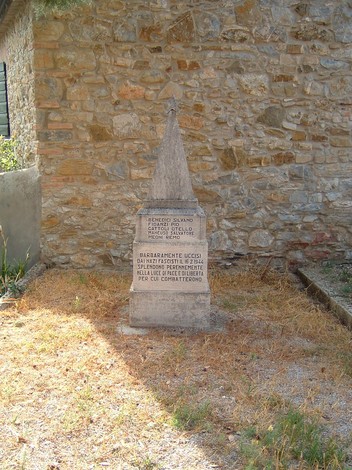 Cippo commemorativo dedicato ai caduti di Frassine, situato su un fondo in pietra.
