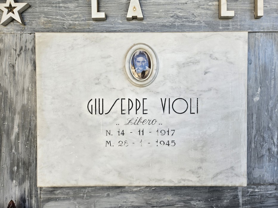 Lapide in marmo con ritratto ovale e iscrizione, inserita in una parete del sacrario.