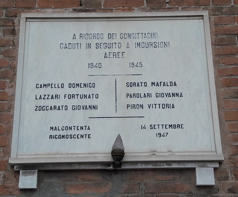 Lapide commemorativa dedicata alle vittime dei bombardamenti tra il 1940 e il 1945.