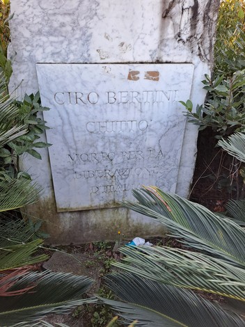 Cippo commemorativo dedicato a Ciro Bertini, simbolo di memoria storica e di libertà.