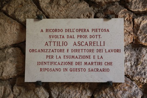Sedile commemorativo dedicato a Attilio Ascarelli, organizzatore dell'esumazione dei martiri alle Fosse Ardeatine.