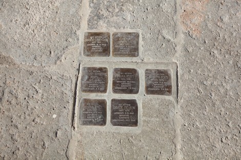 Pietre d'inciampo commemorative per ospiti della Casa Israelitica di riposo, incastonate nel pavimento.