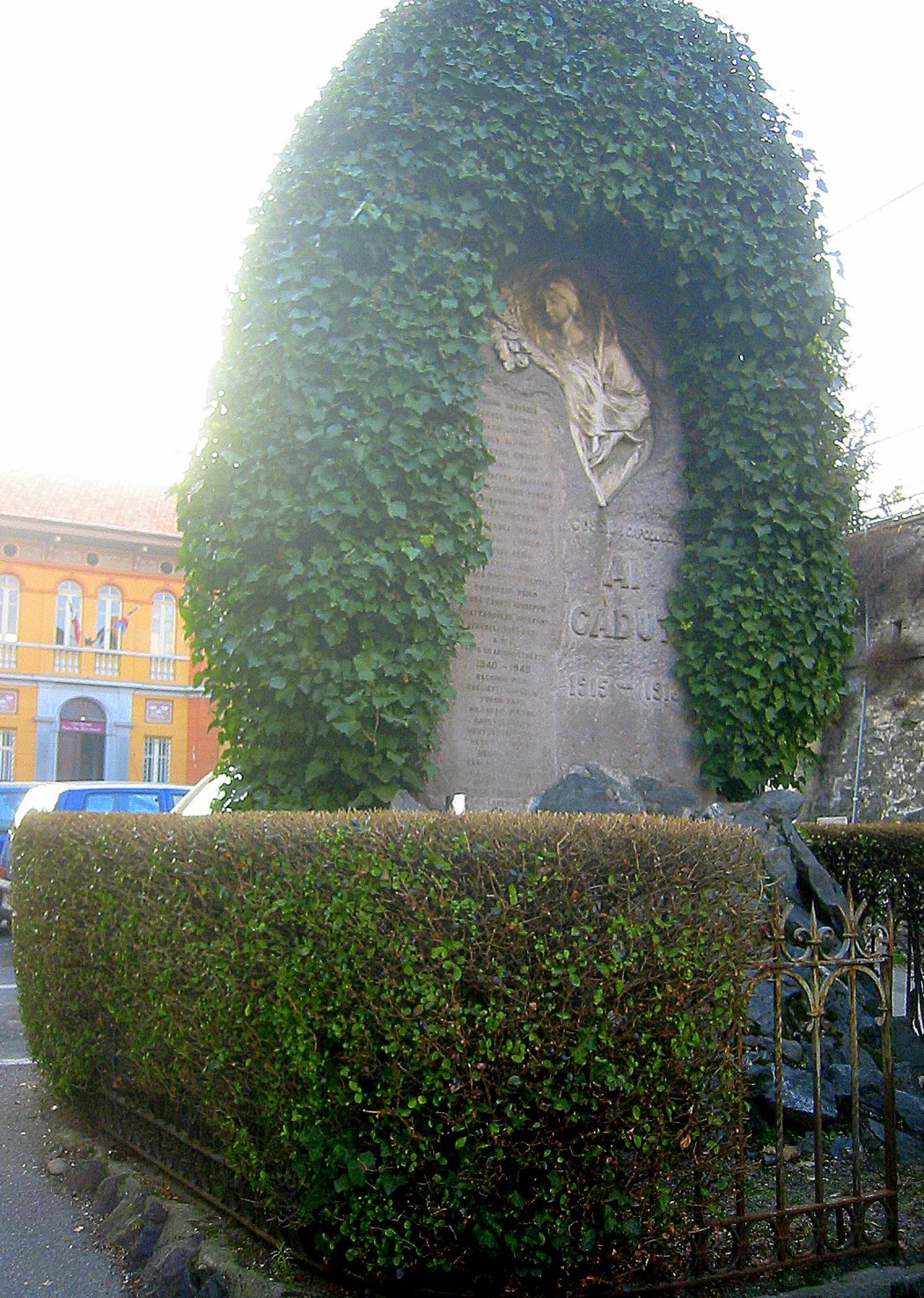 Monumento ai caduti di Cossila capoluogo, circondato da verde, onora la memoria dei soldati.