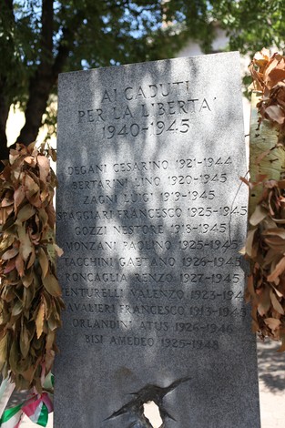 Monumento ai Caduti per la libertà, con nomi incisi in memoria dei sacrifici per la libertà.