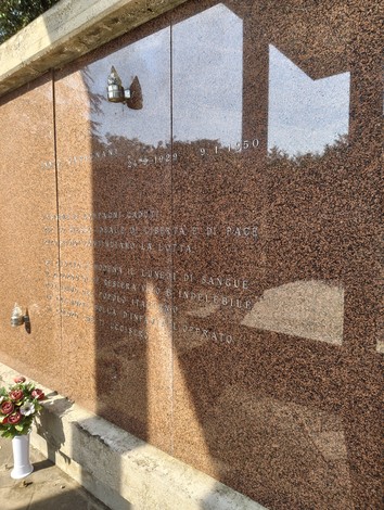 Sacrario dei Caduti di Gaggio, monumento commemorativo con iscrizioni su parete di granito e decorazioni floreali.