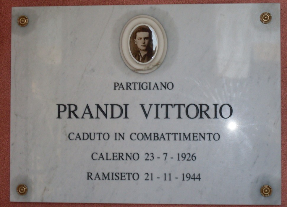Targa commemorativa del partigiano Vittorio Prandi, caduto per la libertà, esposta nel sacrario di Bibbiano.