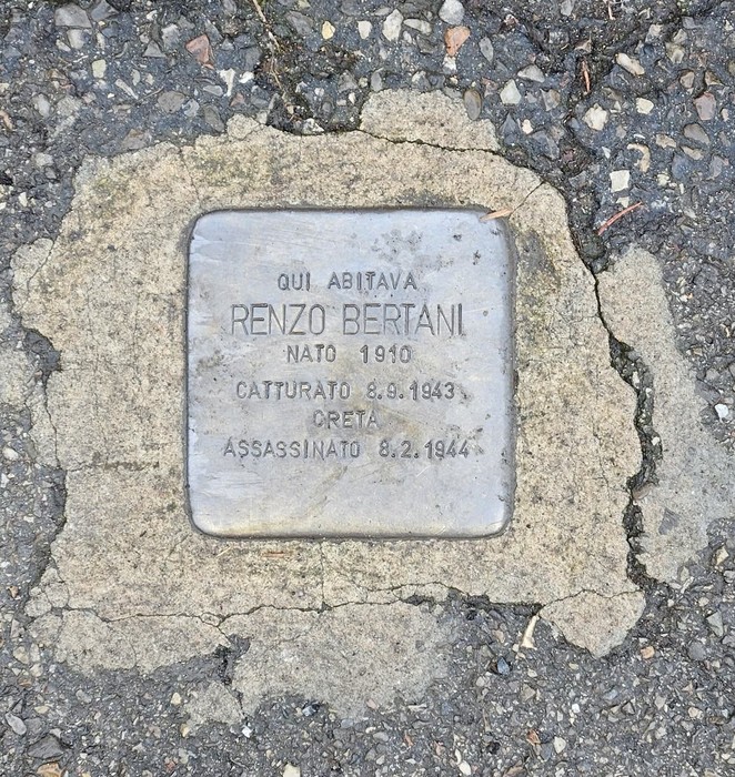 Pietra d'inciampo commemorativa dedicata a Renzo Bertani, martire della Seconda Guerra Mondiale.