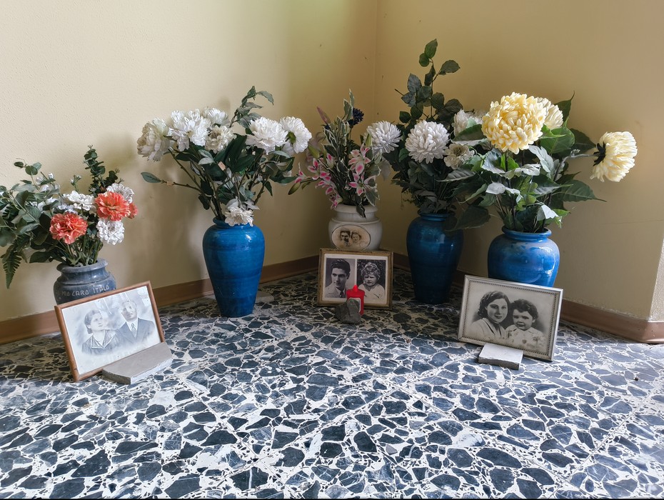 Commemorazione delle vittime dell'eccidio del Padule di Fucecchio con fiori e fotografie ricordo.