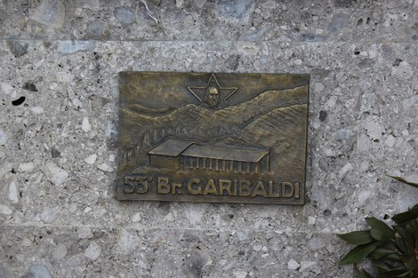 Monumento ai fratelli Pellegrini, dedicato alla memoria dei partigiani, con decorazioni e simboli storici.
