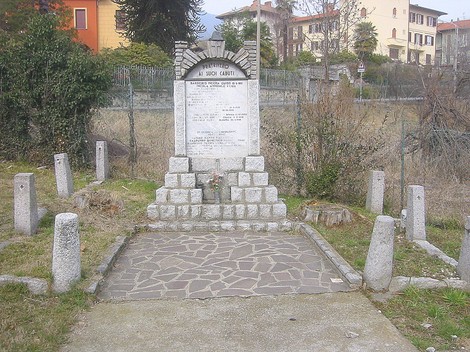 Monumento ai caduti di Pratrivero, dedicato alla memoria dei soldati e alla loro eroica dedizione.
