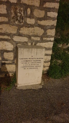 Lapide commemorativa dedicata a Gaetano Proietti Mancini e Domenico Valentini, vittime del nazifascismo.