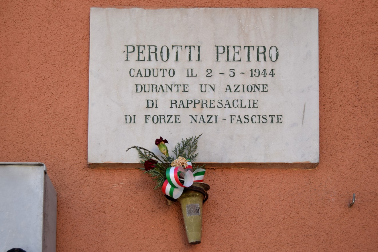 Lapide a Perotti, Comune di Cuorgnè (TO), foto 1