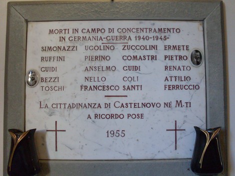 Lapide commemorativa per le vittime dei campi di concentramento tra il 1940 e il 1945 a Castelnovo né Monti.