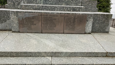 Monumento ai caduti, con nomi incisi su una lastra di pietra, in un contesto sobrio e commemorativo.