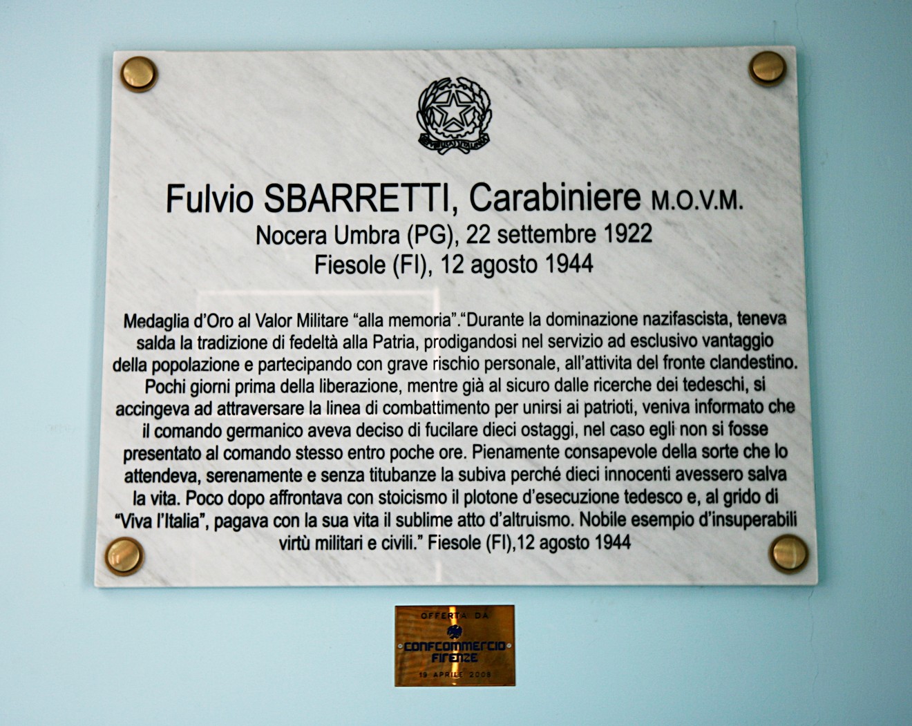 Lapide commemorativa dedicata a Fulvio Sbarretti, carabiniere medaglia d'oro al valor militare.