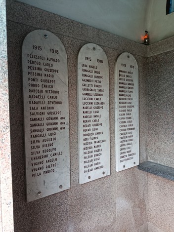 Cappella dei caduti di Muggiò, con lapidi commemorative dei soldati della Prima Guerra Mondiale.