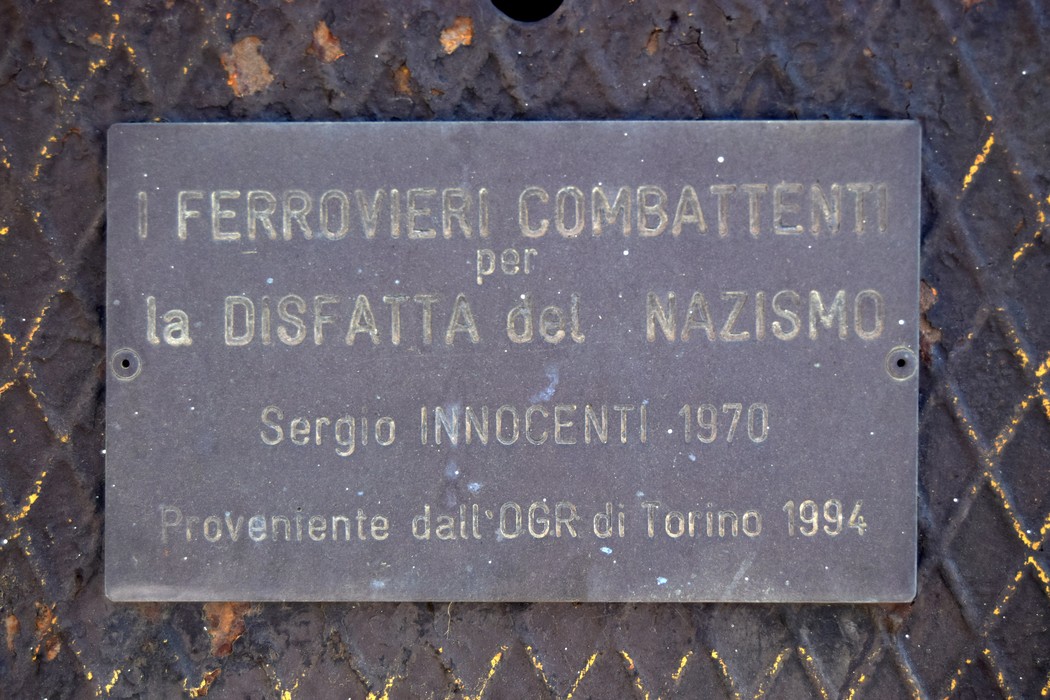 Monumento commemorativo dedicato ai ferrovieri che hanno lottato contro il nazismo, con simboli e dettagli storici.