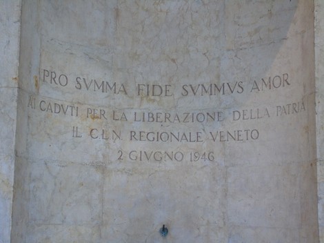 Nicchia commemorativa dedicata ai caduti per la Liberazione, con iscrizioni storiche e significative.