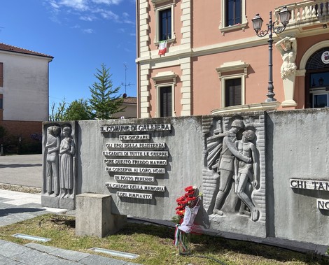 Monumento commemorativo con figure scolpite, in onore dei caduti per la libertà a San Venanzio di Galliera.