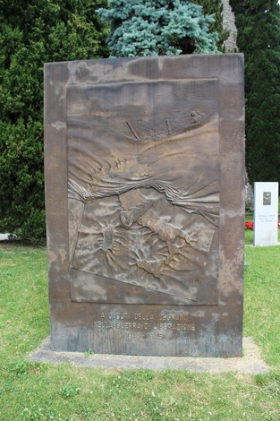 Monumento alla Brigata Legnano, dedicato alla guerra di Liberazione, con rilievi significativi e un design commemorativo.