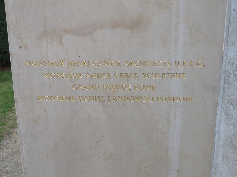 Statua commemorativa con iscrizioni dedicata a Henri Cantie, André Greck e Daniel Landowski nel giardino di Juin.