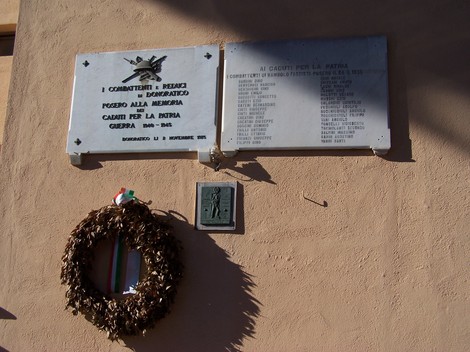 Lapide commemorativa dedicata ai partigiani caduti durante la Seconda Guerra Mondiale.