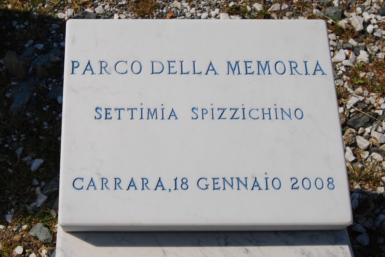 Monumento al "Parco della Memoria Settimia Spizzichino", dedicato alla commemorazione e alla riflessione.