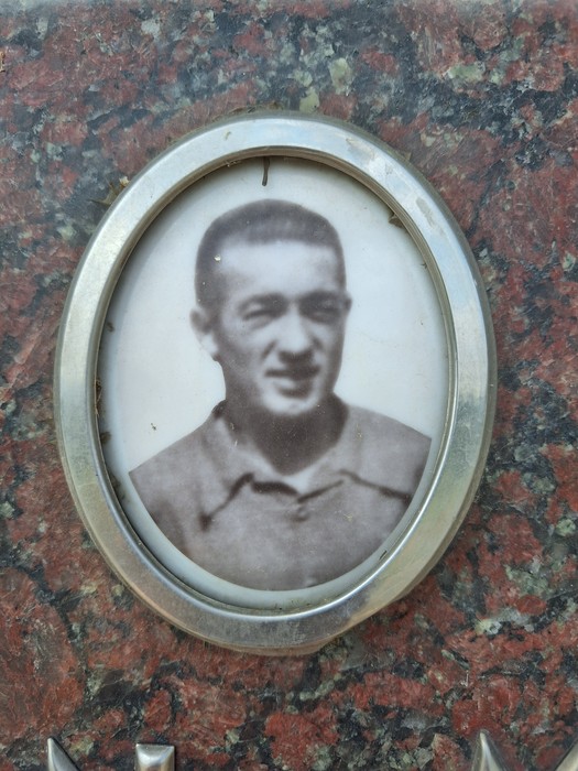 Monumento a Zulian con un ritratto in bianco e nero inserito in una cornice ovale.