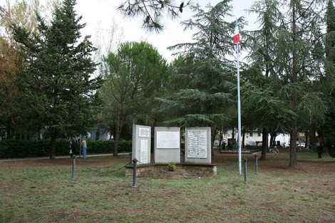 Monumento di San Leo, memoriale circondato da alberi, in un'area verde tranquilla.