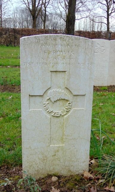 Cimitero di guerra di Milano, luogo di riposo per i caduti di conflitti, simbolo di memoria e rispetto.