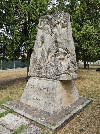 Monumento ai Caduti di Cefalonia e Corfù, rappresentazione scultorea con figure in rilievo e iscrizioni commemorative.