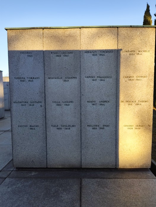 Monumento commemorativo con nomi di caduti, sereno e suggestivo nel Campo della Gloria.