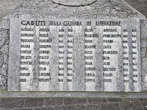 Monumento ai Caduti di Staranzano, con iscrizioni commemorative sulla pietra.