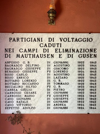 Monumento ai Martiri di Voltaggio, dedicato ai partigiani caduti nei campi di Mauthausen e Gusen.