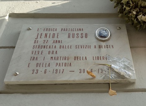 Lapide commemorativa dedicata a Jenide Russo, partigiana, in memoria della sua eroica vita e sacrificio.