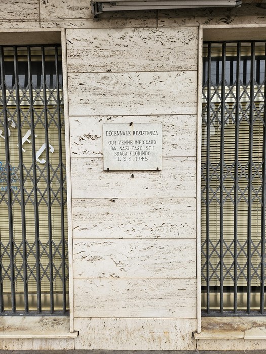 Lapide commemorativa a Braga che ricorda la resistenza contro il regime fascista nel 1945.