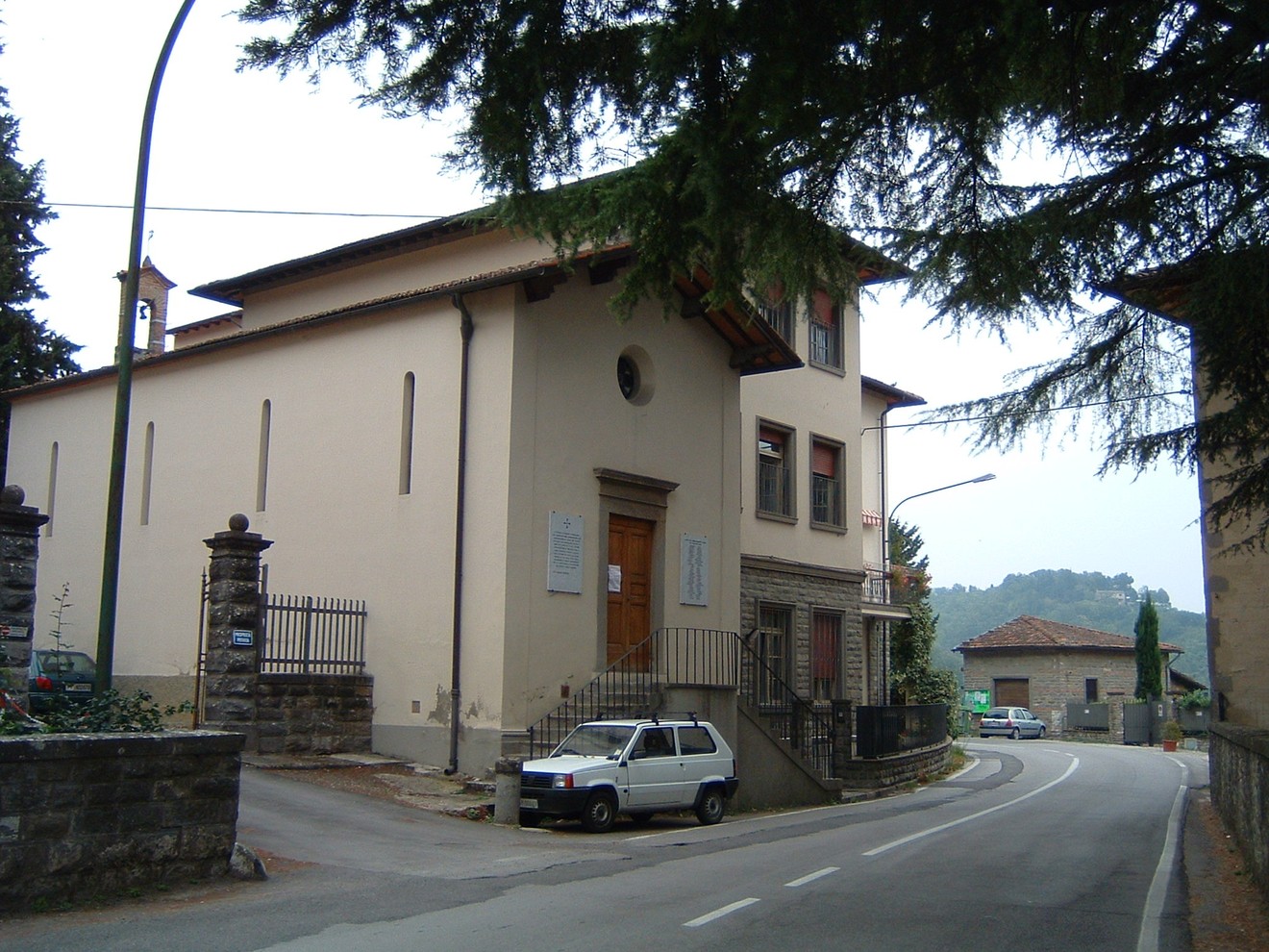 Lapidi commemorative del bombardamento del Poggio, simbolo della memoria storica dell'evento.