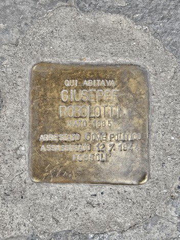 Pietra d'inciampo dedicata a Giuseppe Robolotti, commemorativa della sua memoria e persecuzione politica.