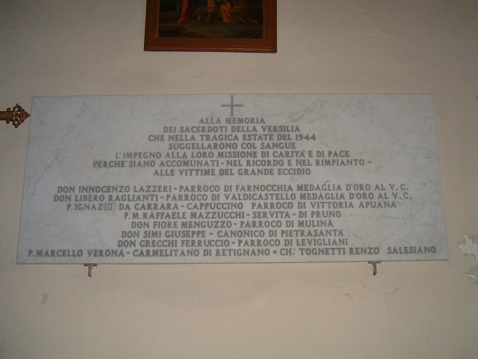 Chiesa di Sant'Anna di Stazzema, luogo memoriale della strage del 1944, simbolo di pace e commemorazione.