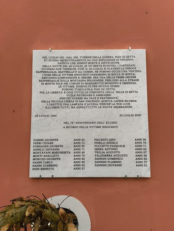 Lapide che commemora le vittime dell'eccidio di Pian di Setta nel luglio 1944. Ricordo di un tragico evento storico.
