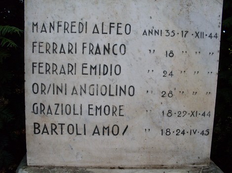 Monumento commemorativo a Manfredi e altri, con incisioni dei nomi e delle date di caduta.