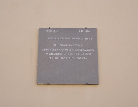 Lapide commemorativa per il cinquantenario della Resistenza, dedicata ai caduti per la libertà.